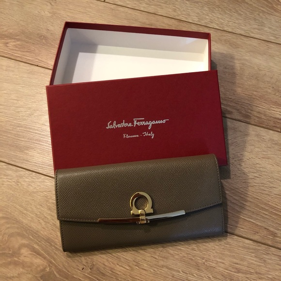Brand new Salvador Ferragamo long wallet with ID card holder. - Picture 3 of 7